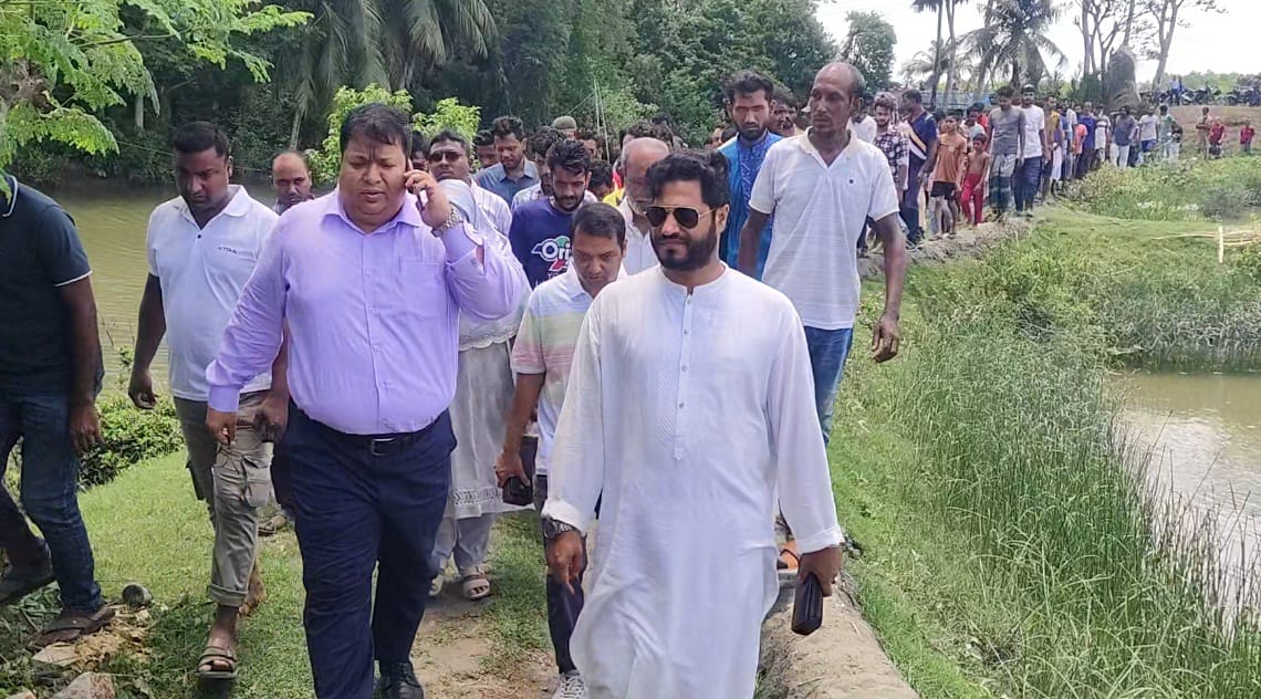 বাগেরহাটে খাল পুনরুদ্ধারে মাঠে এমপি-ডিসি
